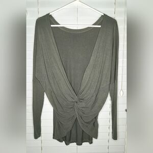 SAVVI Women's Active Wear Top Size S Long Sleeve Dark Green Relaxed Fit Stretch